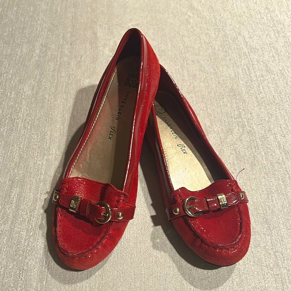 Anne Klein Women’s Red 2000s Styled Flats w/ Y2K Buckle and Bright red Sz 7.5